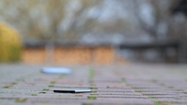 Smartphone f&auml;llt auf den Boden und wird baum Aufprall zerst&ouml;rt