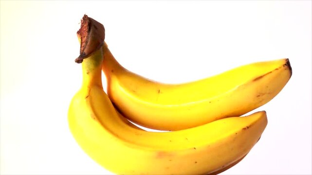 Racimo de pl&aacute;tanos maduros y mojados girando