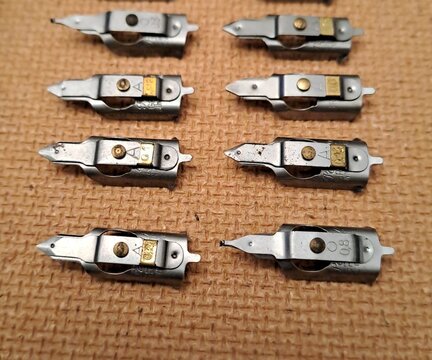 Vecchi pennini utili per una bella scrittura con vari tratti e spessori.