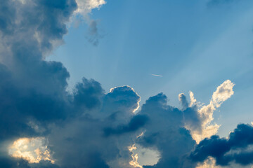夕方の空と飛行機雲