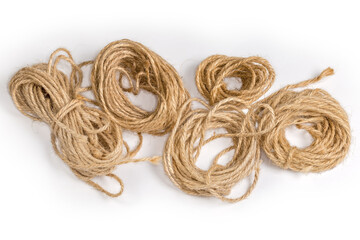 Naklejka premium Several small skeins of natural twine on a white background