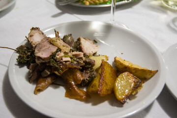 Maiale arrosto, porchetta con patate al forno