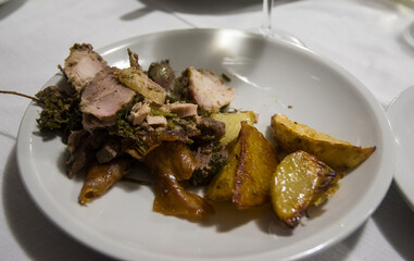 Maiale arrosto, porchetta, con patate al forno