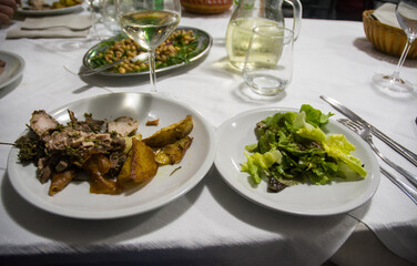 Porchetta con patate al forno e contorno, insalata mista