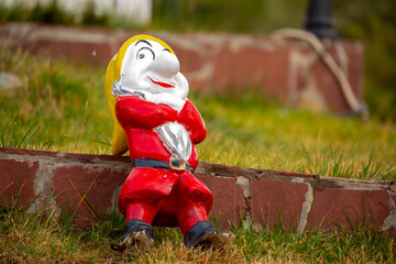 Obraz premium Ornaments in the garden, garden gnomes on the grass. Landscaping.