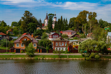 Naklejka premium Village houses and Il'inskaya church on the bank of Kelarsky Pond in Sergiev Posad, Moscow region, Russia. 