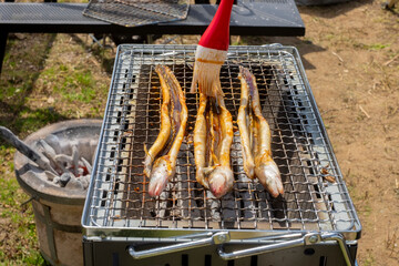 アナゴを炭火で焼く_タレを塗る