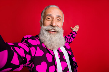 Self-portrait of his he nice attractive glad cheerful cheery friendly hospitable white-haired man cherub amour inviting date meet isolated on bright vivid shine vibrant red color background
