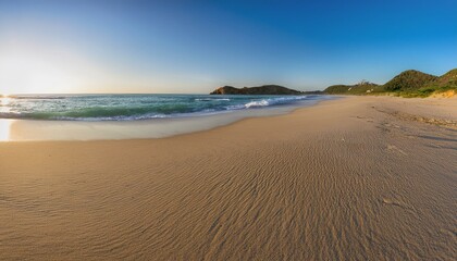 Fototapeta premium playa pariadisaca de arena fina blanca, con aguas cristalinas y cielo azul, en un precioso atardecer de hora dorada, concepto de postal de viaje