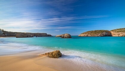 Obraz premium playa pariadisaca de arena fina blanca, con aguas cristalinas y cielo azul, en un precioso atardecer de hora dorada, concepto de postal de viaje