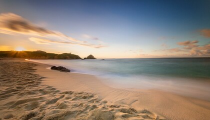 Fototapeta premium playa pariadisaca de arena fina blanca, con aguas cristalinas y cielo azul, en un precioso atardecer de hora dorada, concepto de postal de viaje