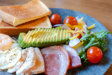 アボカドとトーストとサラダチキンの栄養満点モーニングプレート