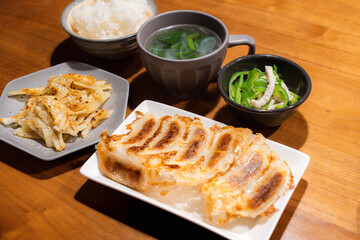 焼き餃子と彩り副菜のバランス和中華定食