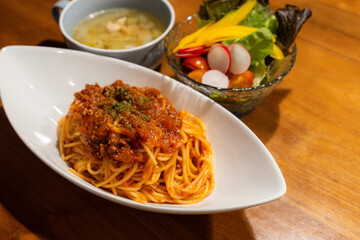 ボロネーゼパスタと彩り野菜サラダの洋食ディナー