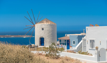 Moulin à vent traditionnel sur l'île de Santorin avec vue sur la mer. Grèce.