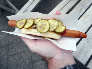 Hotdog in der Hand