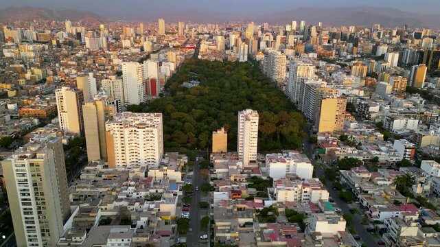 Hermoso parque en el coraz&oacute;n de Lima, Per&uacute;, durante un atardecer dorado.