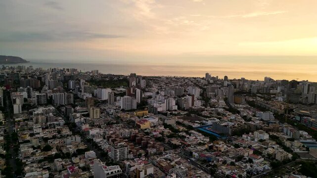  Distrito urbano de Lince en Lima, Per&uacute;, visto desde un dron mientras cae la noche durante el verano.