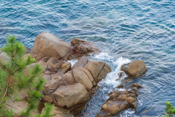 青く輝く海と岩の風景