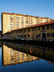 Obraz premium Trezzano sul Naviglio: buildings reflected in the Naviglio Grande