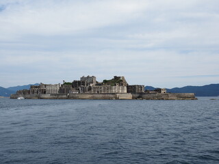 海から見た軍艦島