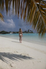 Obraz premium Woman in bikini in maldives