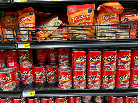 Cans & Bags of Bayo & Peruvian Beans on Chedraui Selecto Shelf