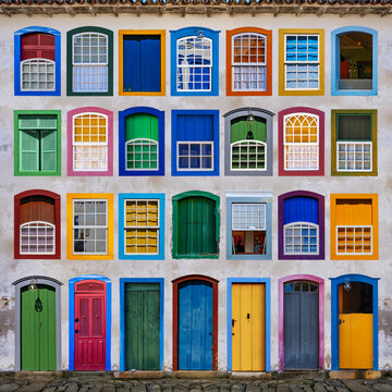 Portas e Janelas de Casas antigas do centro hist&oacute;rico colonial de Paraty, Rio de Janeiro, Brasil.
Colagem com fotografia