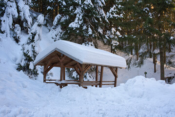 Schneebedeckte Wanderhütte