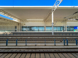 Naklejka premium Empty train station platform