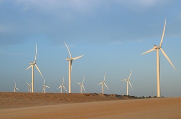 Parque de energia eólica nas dunas 