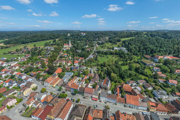 Fototapeta premium Der Erholungsort Ortenburg im Klosterwinkel in Niederbayern aus der Luft