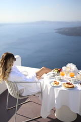 Obraz premium Blonde girl in Santorini Greece