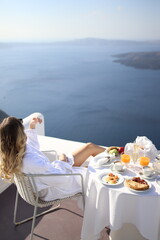 Obraz premium Blonde girl in Santorini Greece