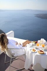 Obraz premium Blonde girl in Santorini Greece