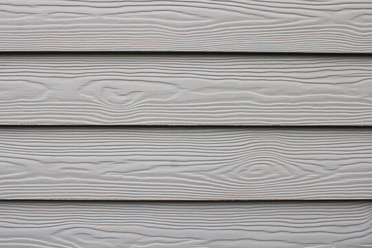 Bardage lame composite gris sur la fa&ccedil;ade de la maison