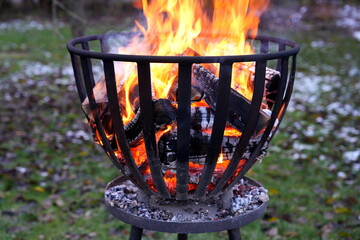 Feuer, Energie, heizen, Feuerkorb, Flamme, Lagerfeuer, heiß, anbrennen, holz, warm rot, orange,...