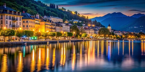 Obraz premium Aix-les-Bains Night Photography: Illuminated Lakeside Cityscape