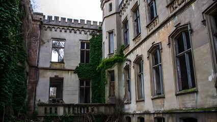 Fototapeta premium Intricate details of an old abandoned castle with