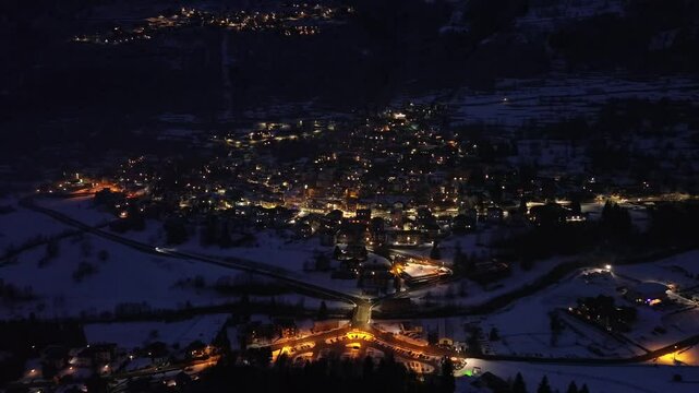 La noche en un pueblo con nieve captado desde el drone es m&aacute;gico, porque los colores que provocan es un amarillo vivo de nieve, con las vibes de esquiador y snowboard 
