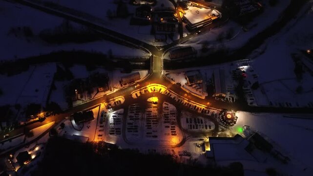 La noche en un pueblo con nieve captado desde el drone es m&aacute;gico, porque los colores que provocan es un amarillo vivo de nieve, con las vibes de esquiador y snowboard 