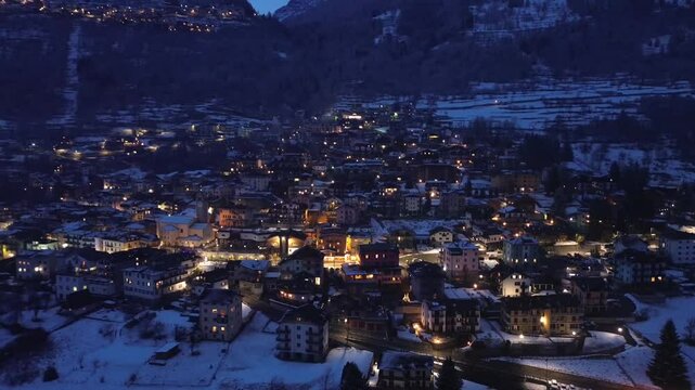 La noche en un pueblo con nieve captado desde el drone es m&aacute;gico, porque los colores que provocan es un amarillo vivo de nieve, con las vibes de esquiador y snowboard 