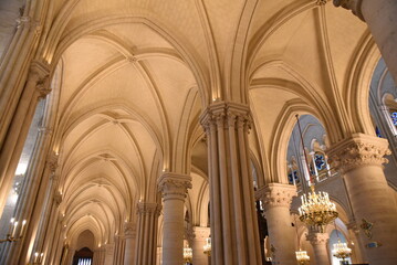 Voûtes gothiques en croisées d'ogives à l'église	