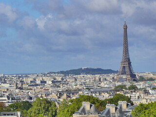 Vue Paris Tour Eiffel ciel bleu nuages