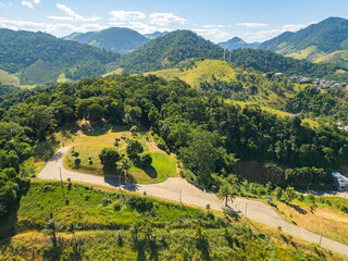imagem aérea da cidade de alfredo chaves, nas montanhas do espírito santo.