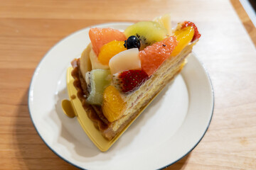 彩り豊かなフルーツタルトのケーキ