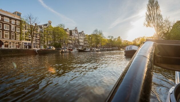 Fotograf&iacute;a desde una barca en un canal por la ciudad, concepto de postal de viaje.
