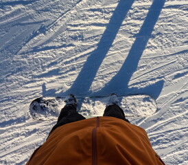 Chico Snow, que empieza a aprender un deporte de invierno llamado Snowboard. Aquí los deportes...