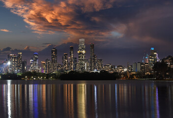 Fototapeta premium stunning Melbourne skyline while sunset reflected in the Albert Park Lake, Melbourne, Australia