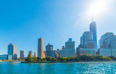 Fototapeta premium Manhattan skyscrapers under a shining sun
